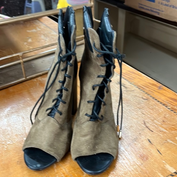 brown boots - Picture 1 of 3